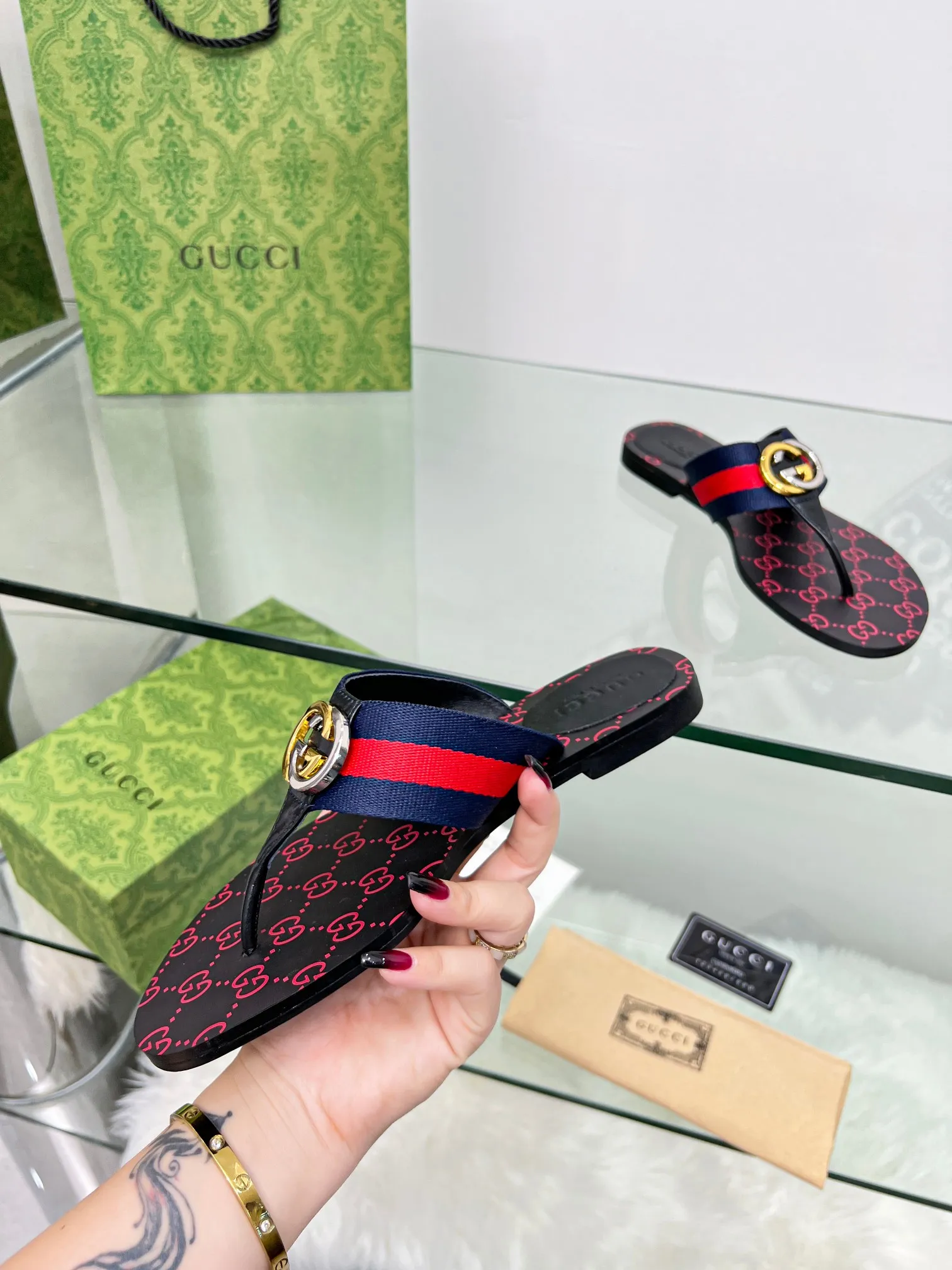 👟👟Ex-factory price 280👟👟 Gucci·Gucci💗 Classic flip-flops.  This is an amazing shoe, a luxury brand loved by celebrities and Internet celebrities😼The original hardware of the counter is gold and silver with double G buckles. 1:1 reproduction purely handmade.  German technology 3D printing logo.  Number of yards 35-45